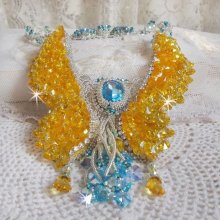 Collana Versailles Haute-Couture con farfalla ricamata con cristalli Swarovski, perline Miyuki in argento e accessori in argento 925/1000 